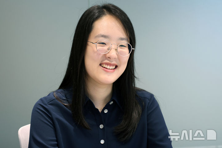 [서울=뉴시스] 박진희 기자 = 최인서 작가가 지난 3일 서울 마포구 빅피시에서 인터뷰 하고 있다.최근 출간한 단행본 '한국사 이상현상 연구원'은 교보문고 베스트셀러 1위에 올랐다.2026.09.05.pak71