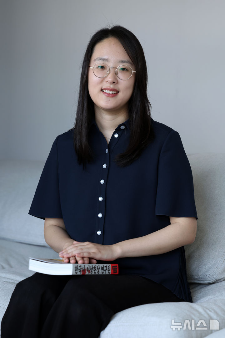 [서울=뉴시스] 박진희 기자 = 최인서 작가가 지난 3일 서울 마포구 빅피시에서 인터뷰 하고 있다.최근 출간한 단행본 '한국사 이상현상 연구원'은 교보문고 베스트셀러 1위에 올랐다.2026.09.05.pak71