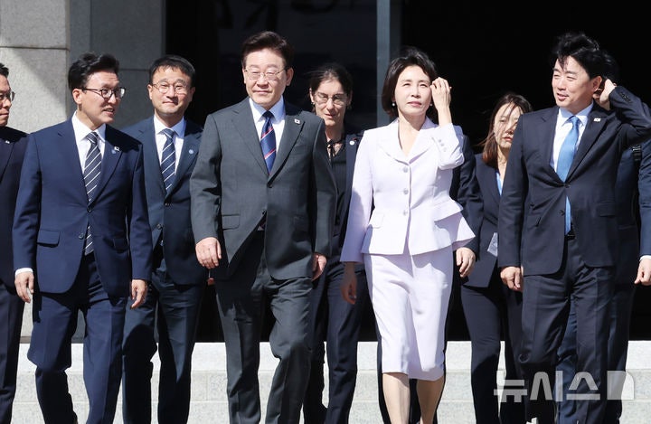 이 대통령, <b>프랑스 국빈방문</b> 위해 출국