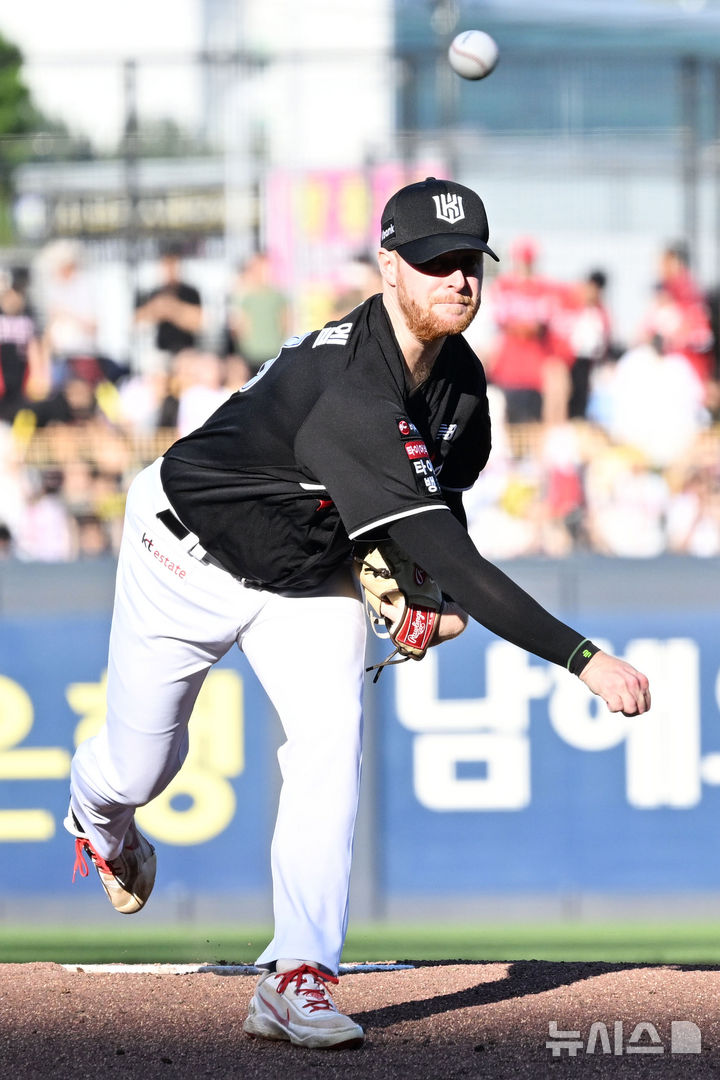 <b>역투</b>하는 <b>KT</b> 선발 <b>대니엘</b>