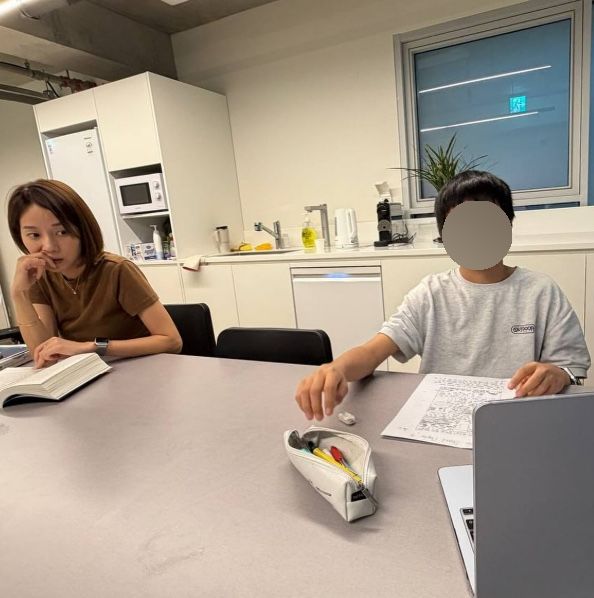 <b>고지용</b> 전처 <b>허양임</b>, <b>이혼</b> 후 근황…아들과 병원서 숙제 삼매경