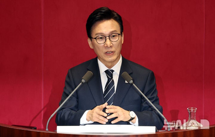 <b>김민석</b> "현실 가능한 <b>개헌 추진</b>…권력구조 개편, 국민 원하는 선 가면 ...