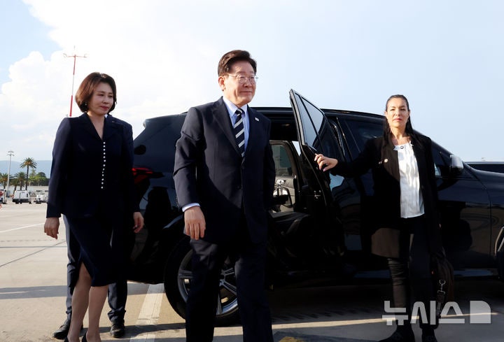 이 대통령, 파리 도착…마크롱과 '호르무즈' 협의 논의 주목