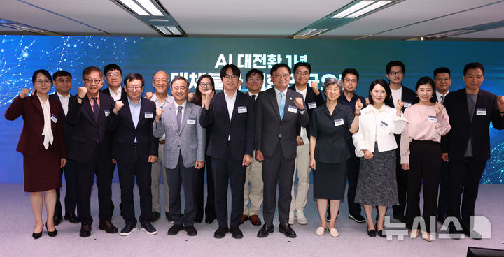 [서울=뉴시스] 조성우 기자 = 하정우(앞줄 왼쪽 다섯 번째) 국가인공지능전략위원회 상근 부위원장이 8일 서울 중구 국가인공지능전략위원회에서 열린 국가전략위 출범 1주년 성과보고회에서 임문영 더불어민주당 의원 등 분