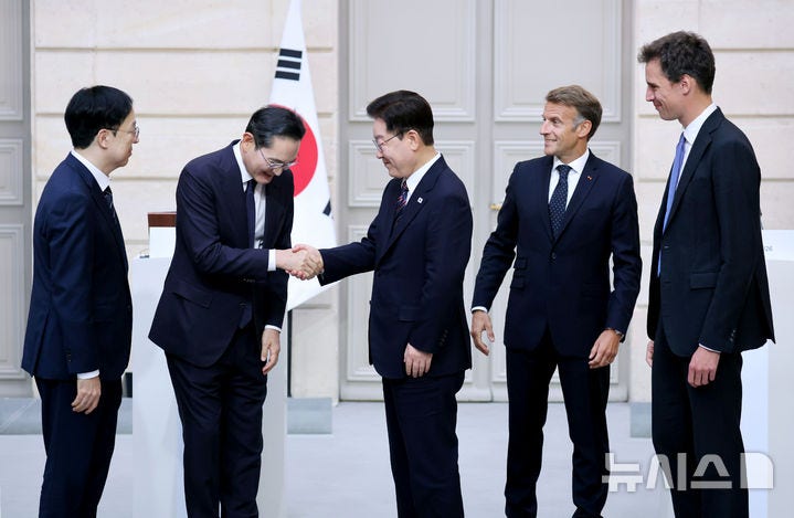 <b>이재용</b> 회장과 인사하는 <b>이재명</b> 대통령