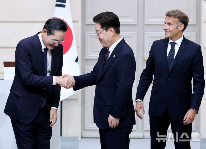 <b>이재용</b> 회장과 인사하는 <b>이재명</b> 대통령
