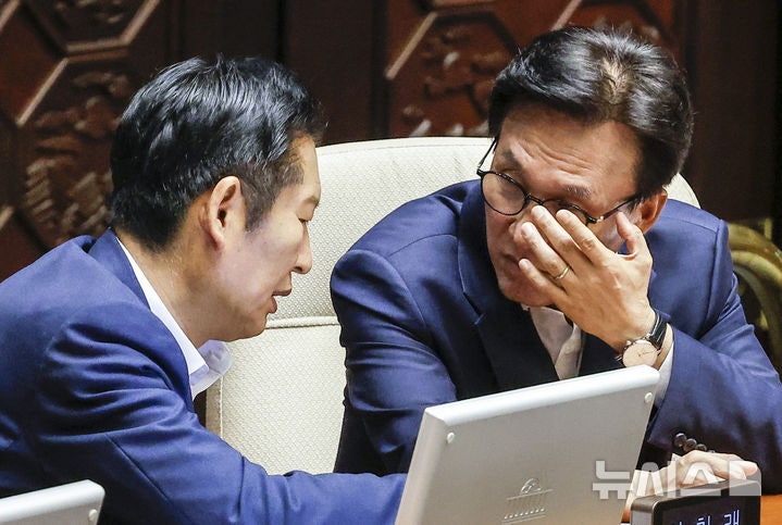 김민석, '서울시장 후보 청래' 수첩 메모…정청래 "불쾌, 너무 잔인하지 않나"
