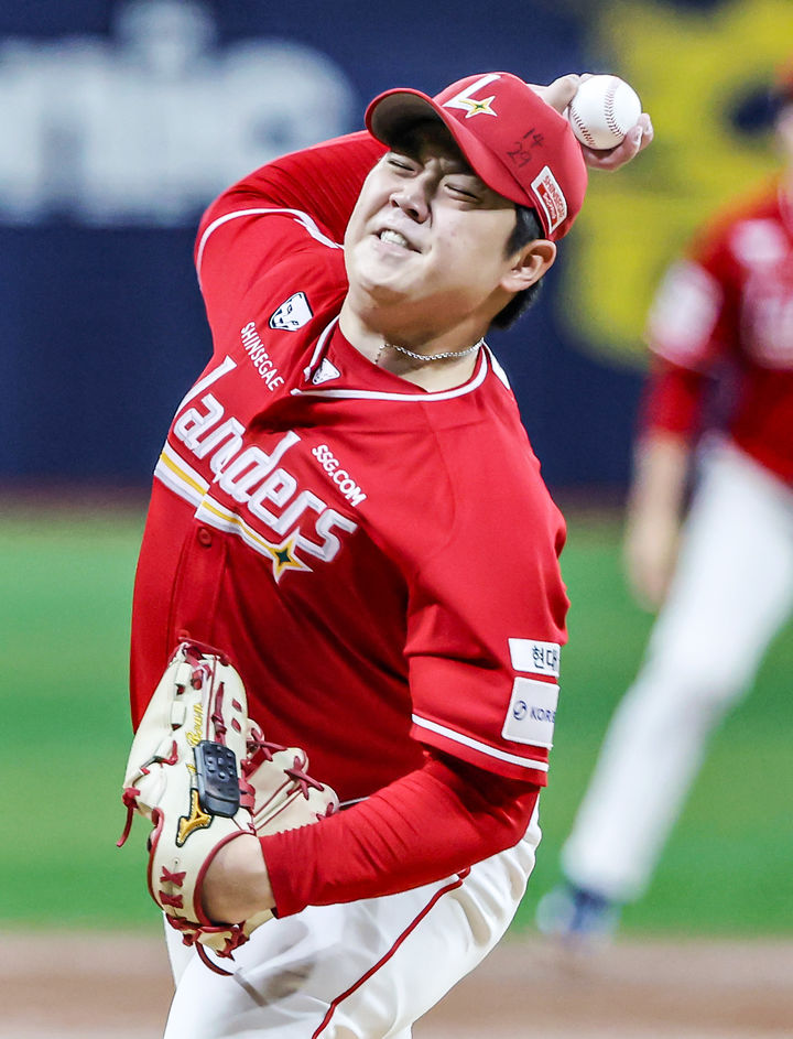 <b>선발</b> 역할 적응하는 SSG <b>이로운</b>…이숭용 감독 "절박하게 준비, 표정 바뀌...