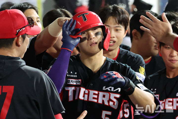KIA <b>김도영</b>, 기습 번트에 얼굴 강타…"출혈은 멈춰…병원 검진 예정"