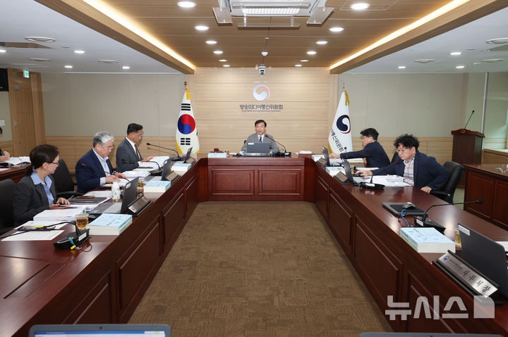 [서울=뉴시스]김종철 방송미디어통신위원장(가운데)이 9일 정부과천청사에서 '2026년 제34차 전체회의'를 진행하고 있다. (사진=방송미디어통신위원회 제공) 2026.09.09. photo@newsis.com
