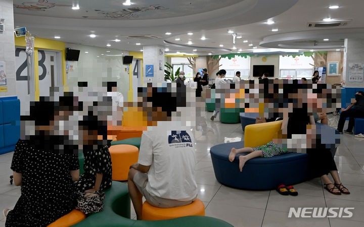 [광주=뉴시스] 김혜인 기자 =소아청소년과에서 보호자가 자녀의 호흡기 질환 진료를 위해 대기하고 있다.(해당 사진은 기사와 직접 관련이 없습니다.) 2024.07.31.*재판