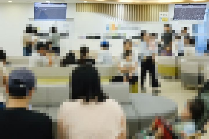 [서울=뉴시스] 김혜림 인턴기자 = 지난 7일 서울 성북구의 한 소아청소년과 병원.내원한 부모와 아이들로 병원 내부가 붐빈다.2026.09.07.*재판매 및 DB 금지