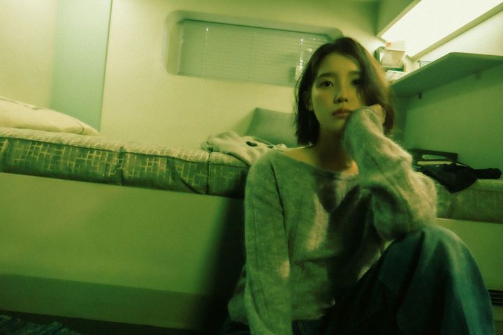 아이유가 연예계 친구 중 오직 '유인나'만을 향해 노래를 바친 이유