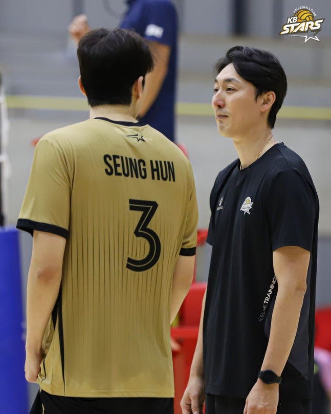 [서울=뉴시스] 남자 프로배구 KB손해보험 하현용 감독대행(오른쪽)과 세터 신승훈. (사진=KB손해보험 제공) 2026.09.11. *재판매 및 DB 금지
