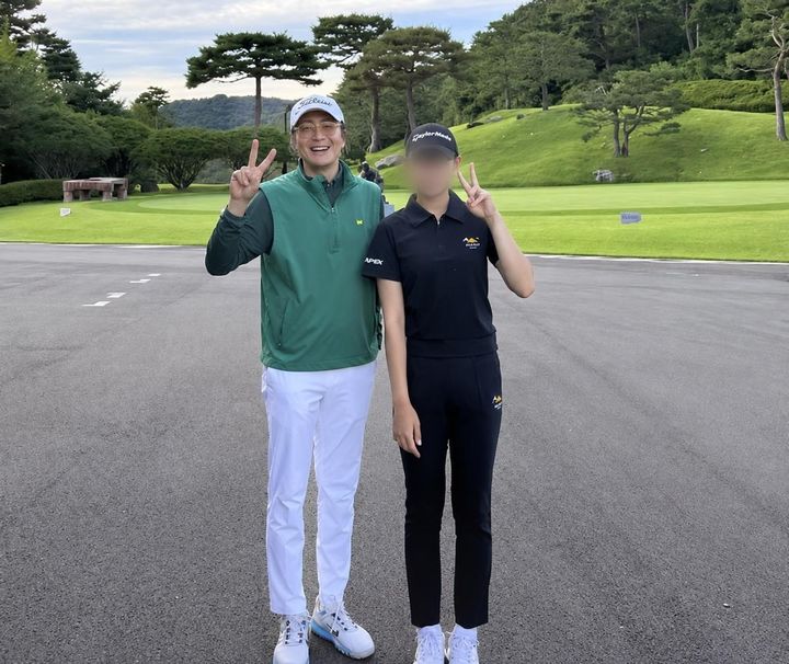 <b>배용준</b>, 골프장서 포착…환한 미소