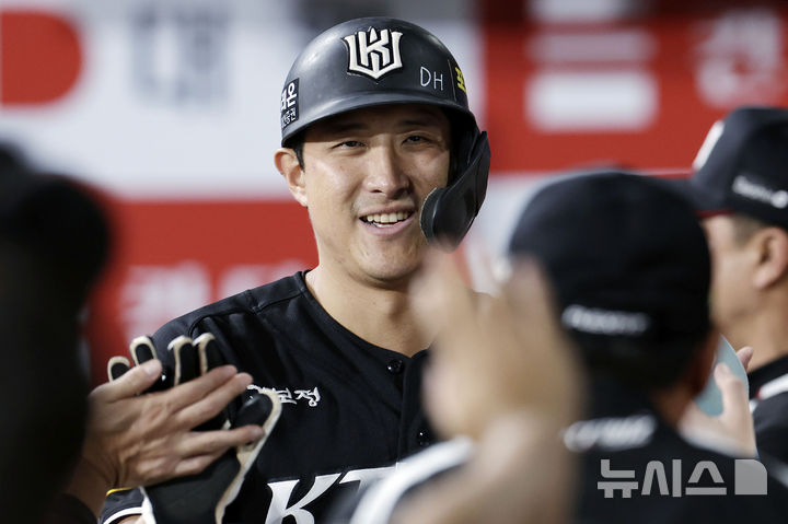 '우승 주장' KT <b>황재균</b>, <b>은퇴</b>식 특별 엔트리 등록…롯데 한태양, 1군 복...
