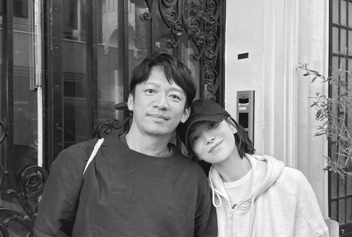<b>송혜교</b>, '<b>남사친</b>' 어깨 기댄 밀착 스킨십