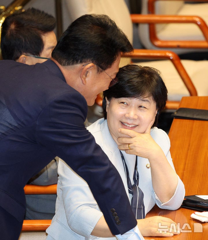국회 본회의장에서 귓속말 나누는 서영교와 송영길