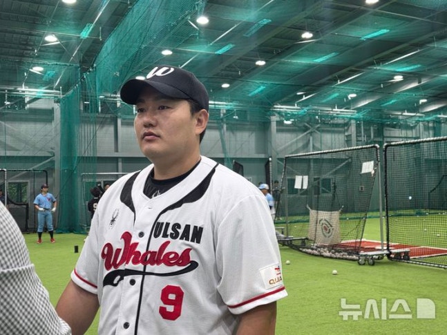 [고양=뉴시스] 김희준 기자 = 1일 경기도 고양 국가대표 야구 훈련장에서 열린 2027 KBO 신인 드래프트 트라이아웃에 참가한 최지만. 2026.09.01jinxijun@newsis.com