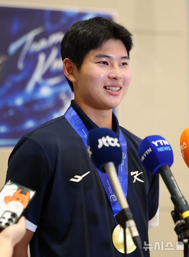 [인천공항=뉴시스] 김선웅 기자 = 제14회 아시아청소년야구선수권대회에서 우승한 U-18 야구대표팀 하현승(부산고)이 14일 인천국제공항을 통해 귀국해 취재진과 만나 인터뷰를 하고 있다. 2026.09.14. mangusta@newsis.com