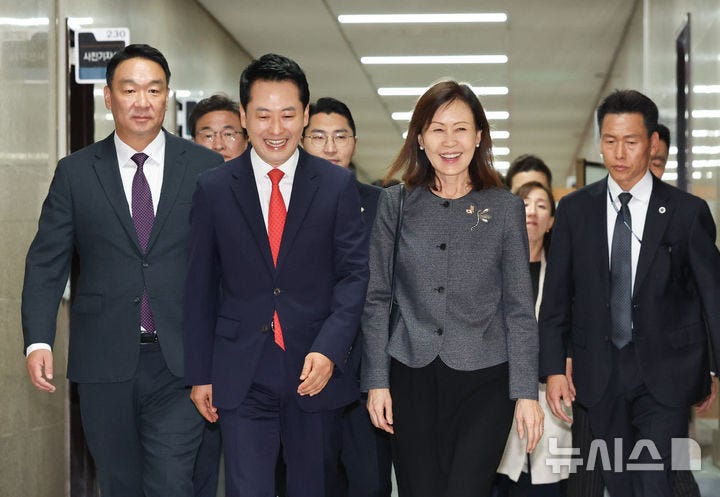 분위기 좋은 장동혁 국민의힘 대표와 <b>미셸 스틸</b> <b>주미 대사</b>