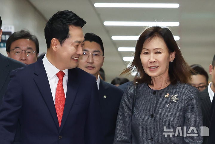 대화하며 이동하는 장동혁 국민의힘 대표와 <b>미셸 스틸</b> <b>주미 대사</b>