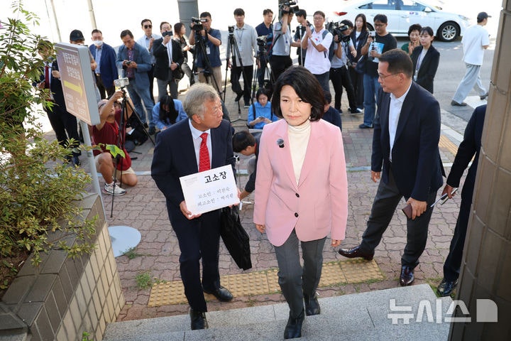<b>이진숙</b>, <b>박지원</b> 명예훼손으로 <b>고소</b>