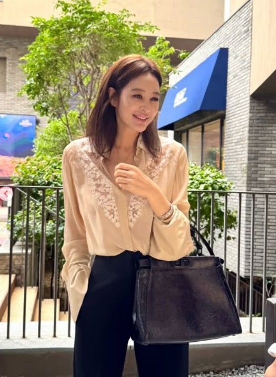 56세라는 나이가 믿기지 않는 김혜수의 셔츠 하나로 끝낸 고급 아우라
