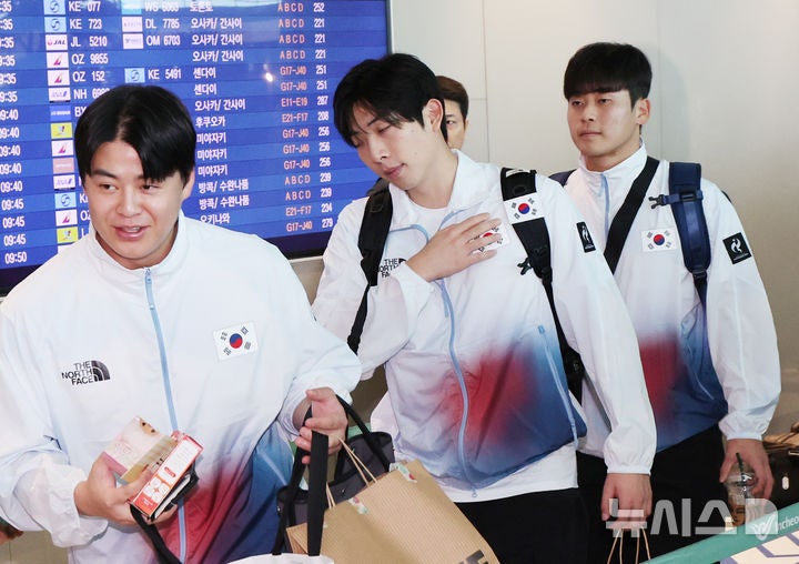 주장 노시환 단복에 <b>태극기</b>가 거꾸로…"잘못 인쇄된 것"[나고야AG]