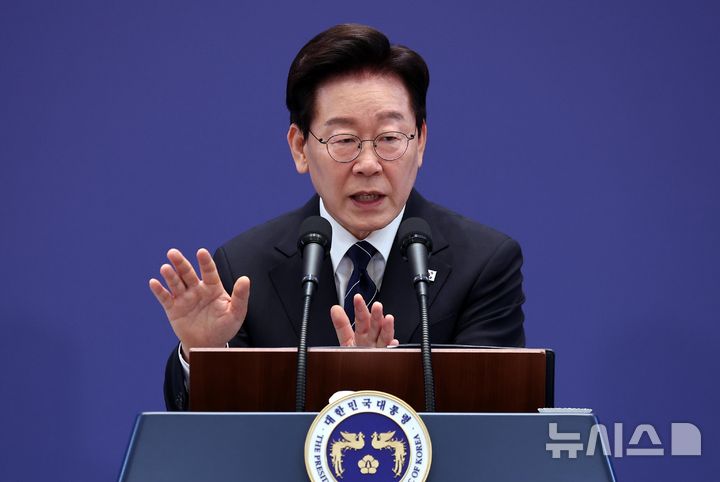 [서울=뉴시스] 김진아 기자 = 이재명 대통령이 18일 청와대 영빈관에서 열린 기자회견 '국민의 뜻, 국민의 삶 더 살피겠습니다'에서 발언하고 있다. 2026.09.18. bluesoda@newsis.com