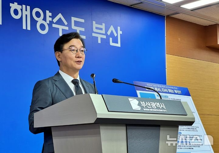 전재수 "북항친수공원 <b>상어</b> 발견, 생태계 건강 증거"