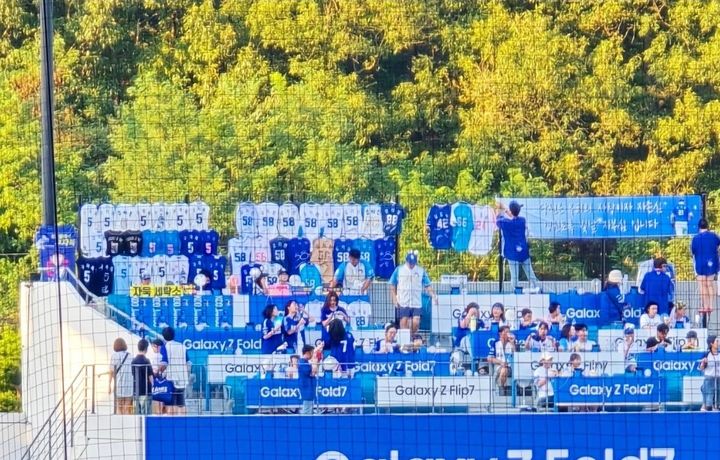 <b>프로야구</b> 관중석 덮은 '세탁소 응원'…팬심 표출과 좌석 점유 사이 논란...