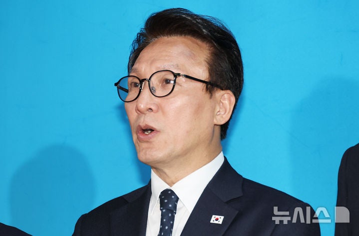 <b>김민석</b> "野 제기 <b>개헌</b> 걸림돌 정리…진지한 <b>개헌 논의</b> 전환할 때"