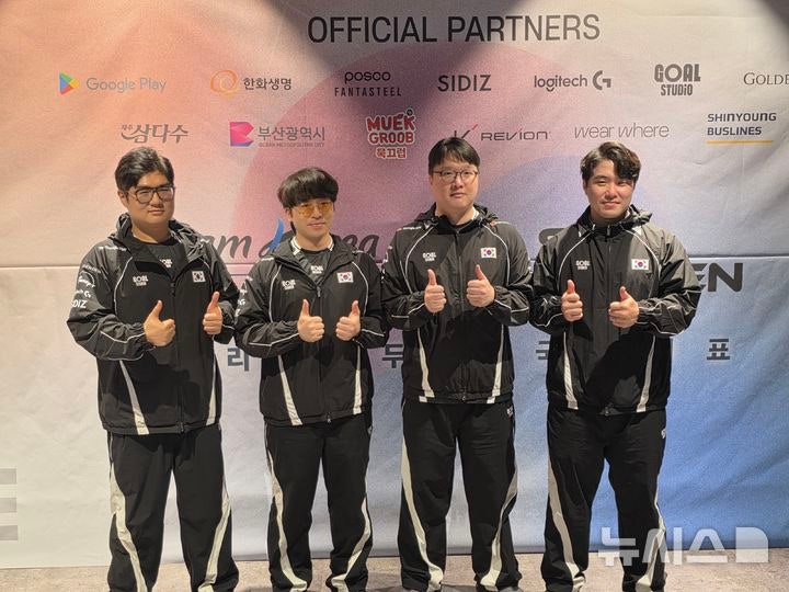 [부산=뉴시스]오동현 기자 = '2026 아이치·나고야 아시안게임'에 출전하는 대전격투 이스포츠 국가대표팀. 사진은 왼쪽부터 강성훈 감독과 배재민, 이광노, 연제길 선수가 18일 부산이스포츠경기장에서 금메달을 향한 