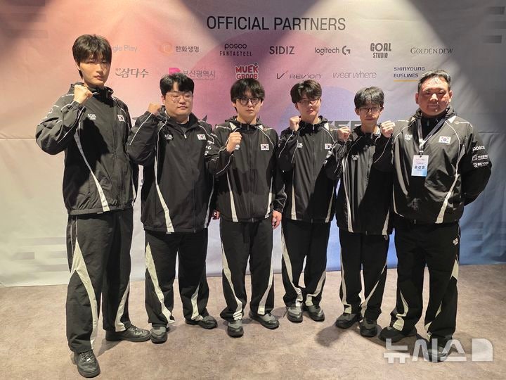 [부산=뉴시스]오동현 기자= 아시안게임 '배틀그라운드 모바일' 국가대표팀 선수들이 18일 부산이스포츠경기장에서 합숙훈련에 임하고 있다. 김준하·박상철·송수안·전현빈·정유찬 선수와 윤상훈 지도자. odong85@new
