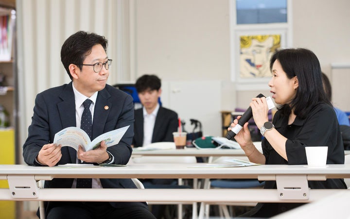 [서울=뉴시스] 조성우 기자 = 배경훈 부총리 겸 과학기술정보통신부 장관이 2일 서울 용산구 사회복지시설 영락애니아의집에 방문해 조지영 시설장의 애기를 듣고 있다. (사진=과학기술정보통신부 제공) 2025.10.02