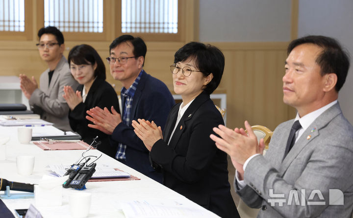 [서울=뉴시스] 조수정 기자 = 원민경 성평등가족부 장관이 9일 오후 서울 종로구 정부서울청사에서 범정부 디지털성범죄 대응 협의체 킥 오프 회의를 주재하며 박수치고 있다. 2026.06.09. chocrystal@n
