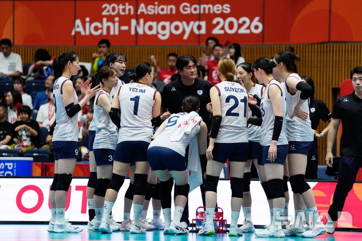[고마키=AP/뉴시스] 한국 여자배구 대표팀 차상현 감독이 22일 일본 아이치현 아레나 고마키에서 열린 2026 아이치·나고야 아시안게임 여자배구 동메달 결정전 태국과 경기 중 작전을 지시하고 있다. 한국이 0-3(20-25 19-25 23-25)으로 완패하며 메달 획득에 실패했다. 2026.09.22.