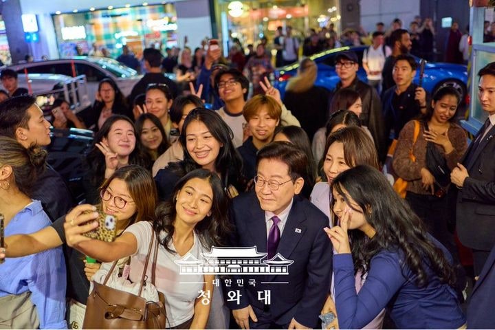 李, 뉴욕 <b>코리아타운</b> '깜짝 <b>방문</b>'…"동포들 터전, 韓문화 즐기는 명소로...