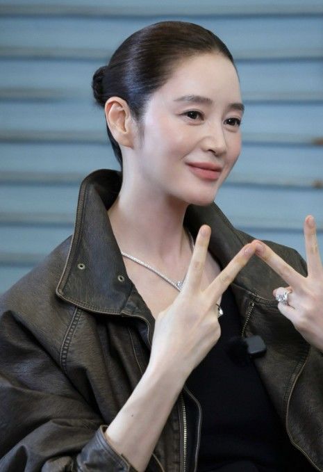22일 공개된 화보 비하인드, 올백 헤어를 소화한 모습이에요.