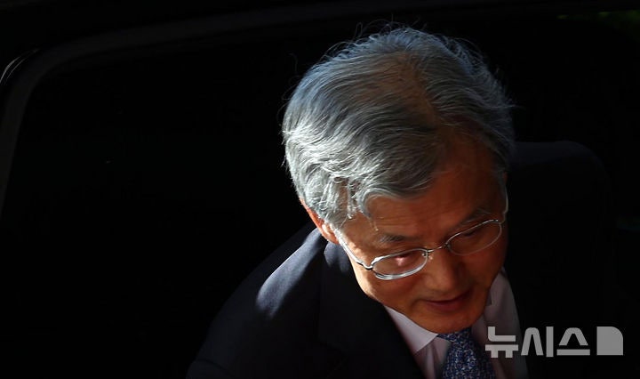 "<b>재제청</b>? 근거 없다" <b>조희대</b>의 '강한 <b>거부</b>'…갈등 장기화 불가피
