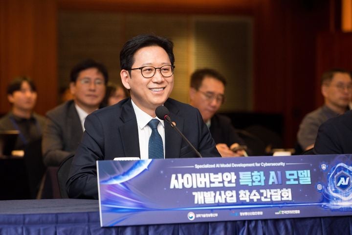 [서울=뉴시스] 배경훈 부총리 겸 과학기술정보통신부 장관이 22일 오후 서울 중구 더그랜드롯데에서 열린 '사이버보안 특화 AI모델 개발사업 착수간담회' 에서 발언하고 있다. (사진=과학기술정보통신부 제공) 2026.