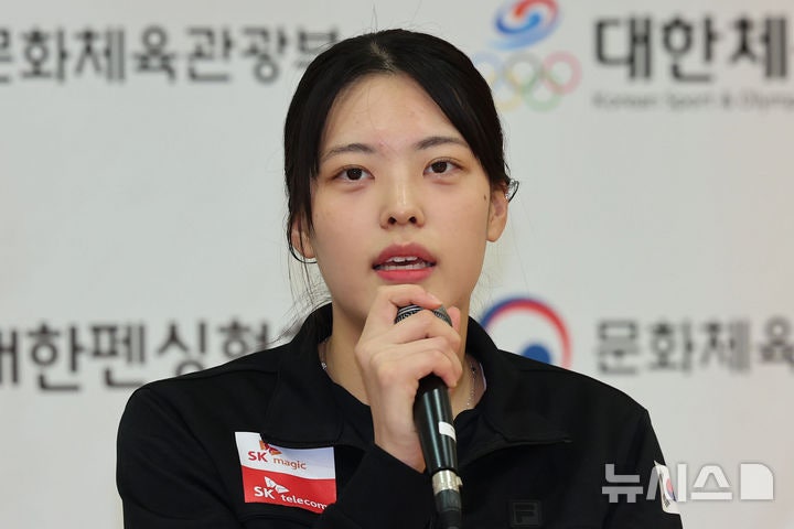 <b>펜싱</b> <b>박지희</b>, 여자 플뢰레 개인전 <b>결승 진출</b>…은메달 확보[나고야AG]