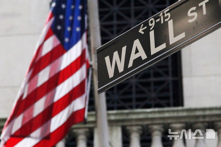[뉴욕=AP/뉴시스] 2013년 7월15일 미국 뉴욕증권거래소(NYSE) 밖에 성조기와 월스트리트 표지판이 보이는 모습. 2013.07.15.