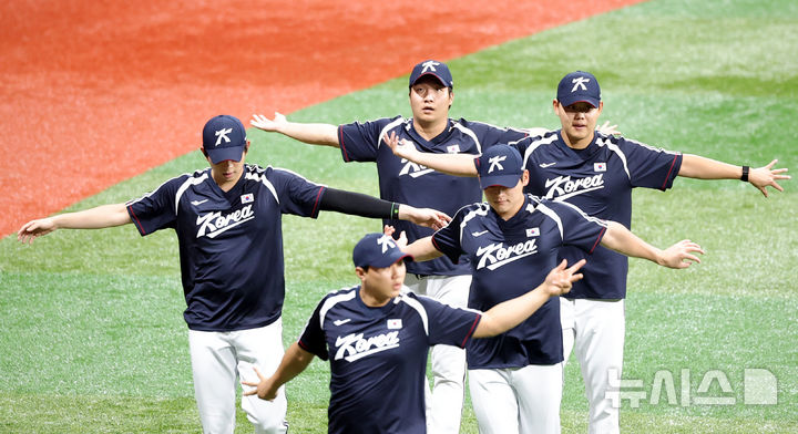 [서울=뉴시스] 김금보 기자 = 문보경이 16일 서울 구로구 고척스카이돔에서 열린 2026 아이치·나고야 아시안게임 야구 대표팀 공개훈련에서 워밍업을 하고 있다. 2026.09.16. kgb@newsis.com