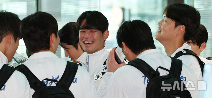 [인천공항=뉴시스] 박주성 기자 = 2026 아이치·나고야 아시안게임 야구 대표팀 선수들이 18일 오전 인천공항 제2여객터미널에서 출국수속으로 하며 이야기를 나누고 있다. 2026.09.18. park7691@newsis.com