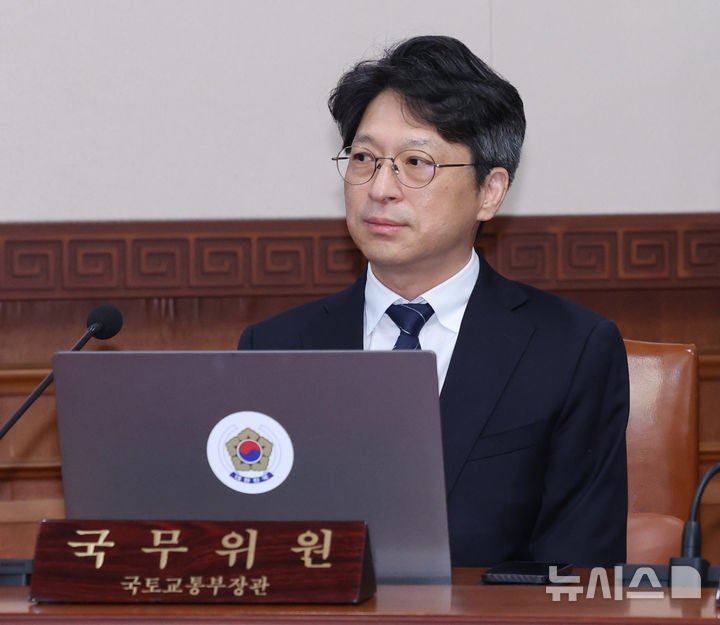<b>홍지선</b> 신임 <b>국토부 장관 취임</b>…"주택공급, 계획에 머물면 안 돼"