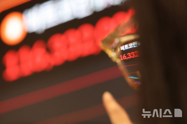 [서울=뉴시스] 권창회 기자 = 비트코인 가격이 1억1000만원선을 회복한 22일 오전 서울 서초구 빗썸라운지 전광판에 비트코인 가격이 표시돼 있다. 2026.09.22. kch0523@newsis.com