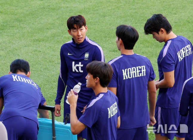 [천안=뉴시스] 배훈식 기자 = 손흥민이 22일 오후 충남 천안시 코리아풋볼파크에서 선수들과 대화하고 있다. 2026.09.22. dahora83@newsis.com