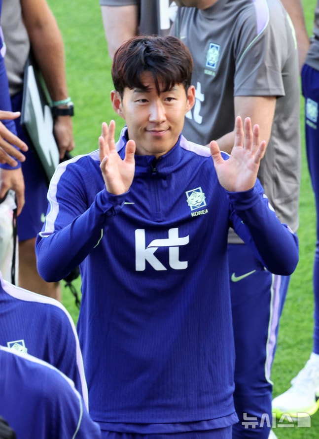 [천안=뉴시스] 배훈식 기자 = 손흥민이 22일 오후 충남 천안시 코리아풋볼파크에서 이름을 연호하는 팬들에게 손을 흔들며 인사하고 있다. 2026.09.22. dahora83@newsis.com